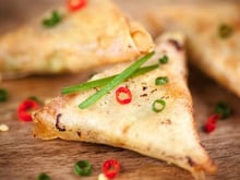 Samoussas au bœuf et Bresse Bleu