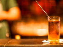 Faites aimer le thé glacé à votre homme en le transformant en cocktail