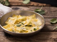 Quel est le meilleur fromage à mettre sur vos raviolis ? Une diététicienne nous répond !