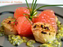 Noix de St Jacques poêlées au poivre de Timut, pamplemousse rose et fruit de la passion