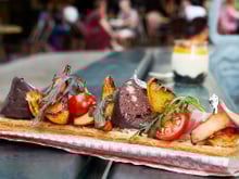 Sandwich feuilleté boudin noir, lard fumé & confit d'oignons