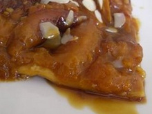 Tarte tatin aux abricots, amandes et caramel au beurre salé