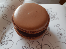 Macaron géant à la ganache au chocolat légère