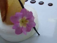 Crémeux mascarpone à la rose, poires pochées vanillées