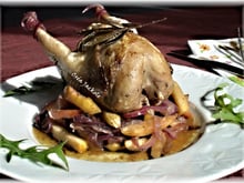 Cailles sur lit de pommes et oignons rouges