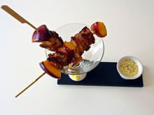 Brochettes de lapins épicées et nectarines au miel de garrigue, sauce à la moutarde douce