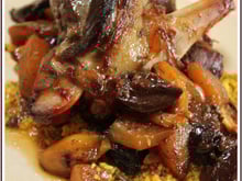 Tajine de souris d'agneau aux pruneaux et poires