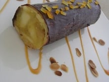 Cannellonis chocolatés aux pommes et aux fruits secs parfumés à la cardamome, sauce au caramel à la fleur de sel