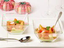 Verrines à l'avocat épicé, pamplemousse rose et bâtonnets Coraya Suprêmes