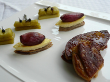 Foie gras de canard juste poêlé, compotée de rhubarbe vanillée aux poivres, échalotes confites au Floc de Gascogne ,royale d'ail de Lomagne sur croustille mi-sarrasin et magret fumé