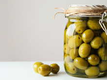 Peut-on consommer sans risque un pot d’olives oublié dans le frigo ?