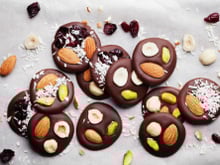 Vous n’avez pas à être chocolatier pour réussir de beaux mendiants pour Noël avec cette recette express !