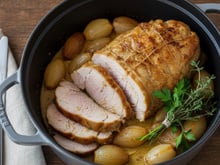 Rôti de porc en cocotte à la moutarde et petits oignons