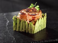 Grenadins de veau aux morilles, marbrés de marrons et d'asperges vertes