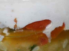 Verrines de mousse parfumée aux dattes sur aljouke de courgettes et salade marocaine