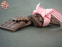 Petits carrés de chocolat fourrés