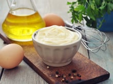 En moins de 3 minutes, réalisez la mayonnaise onctueuse et inratable de Julie Andrieu