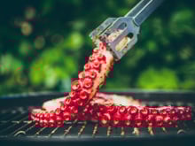 Cuisiner le poulpe : la cheffe grecque Dina Nikolaou nous livre ses secrets pour se régaler