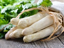 Épluchage, cuisson : l'astuce de la cheffe Stéphanie Le Quellec pour sublimer les asperges blanches