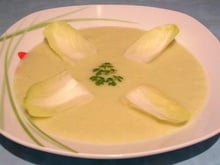 Soupe crémeuse d'endives, maroilles et gruyère râpé