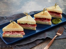 Ces petits triangles au jambon sont la solution parfaite pour un apéro de Noël express et sans stress