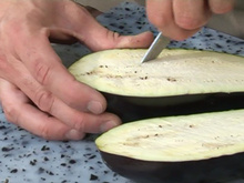 Eplucher une aubergine ou caviar d'aubergine