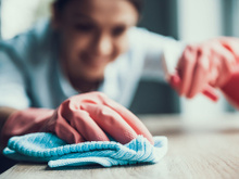 Cette recette permet de remplacer l’eau de javel par un produit plus naturel et moins toxique (et ce n’est pas le vinaigre blanc)