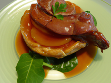 Tatin de cuisse de canard confite navet au miel et fromage blanc aux herbes