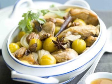 Tajine de poulet, mirabelles, noix de pécan et miel d'oranger