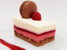 Entremets framboises, chocolat au lait et vanille