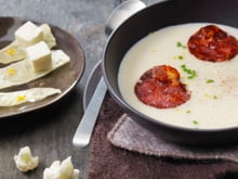 Velouté de chou-fleur, chorizo et croustillant d’emmental