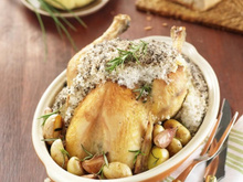 Poulet en croûte de sel et grenailles de Noirmoutier