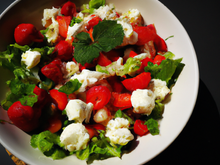 Salade de fraises, tomates cerise et chèvre frais
