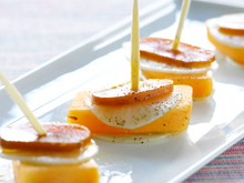 Montadito de kaki, poutargue et radis noir