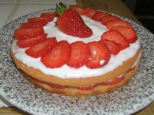 Gâteau, fraises et chantilly