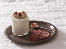 Panna cotta salée au parmesan, Champignons de Paris, aubergines grillées et poivrons et chips de coppa