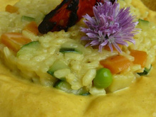 Risotto printanier sur une crème de carottes au curcuma