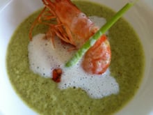 Velouté de brocolis crevettes sautées, son écume de lait crevette et sommités de brocolis frits