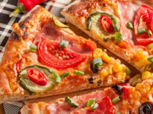Pizza aux légumes et jambon