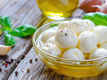 Pour vos salades ou tartines, elles seront encore meilleures : la recette des billes de mozzarella marinées