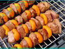 Brochettes de magret de canard aux abricots