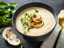 “Onctueux sans aucune crème” : François-Régis Gaudry partage sa recette du potage aux champignons seulement 4 ingrédients
