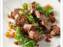 Brochettes d'agneau épicées aux fruits secs