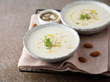 Sans cuisson, prêt en 5 min et à petit prix : oubliez le gaspacho, découvrez l’Ajo Blanco, le velouté glacé à 4 ingrédients, parfait pour la canicule