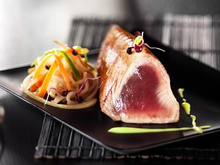 Longe de thon mi-cuite aux nouilles et sauce japonaises