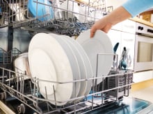 L'astuce naturelle que vous avez déjà pour chasser les mauvaises odeurs du lave-vaisselle