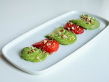 Carpaccio d'avocat & de fraises à l'huile de noix vierge