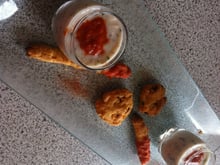 Verrines apéritives poivron et chèvre et son mikado aux pépites de chorizo, glaçage poivron