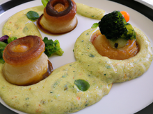 Saturnes de Saint-Jacques rôties, purée mousse de brocoli et crème d'endives