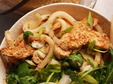Udons et verdures printanières au poulet